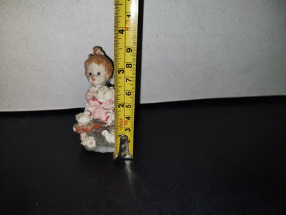 A3- Figura De Resina: Niña En Pijama Rezando En El Jardín Con Pájaros Al Rededor - 90'S