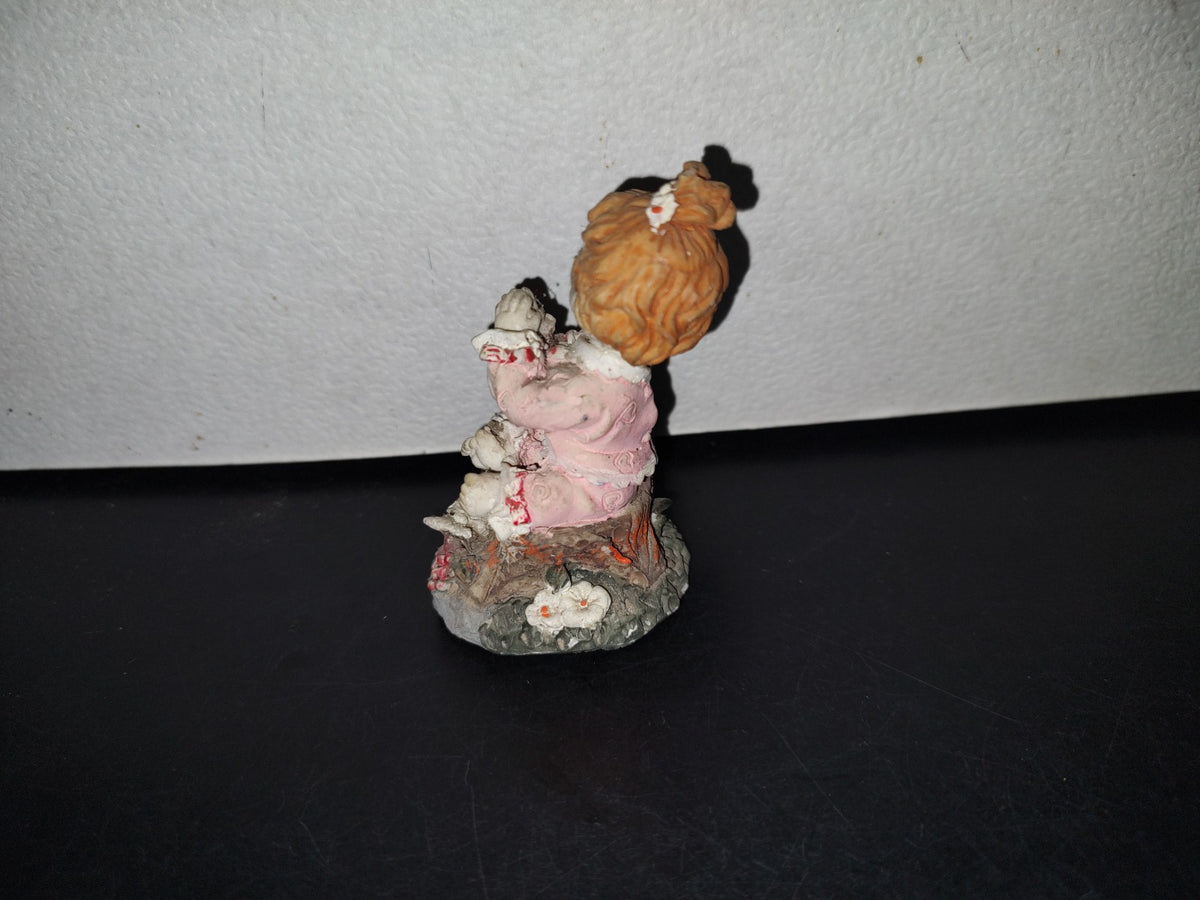 A3- Figura De Resina: Niña En Pijama Rezando En El Jardín Con Pájaros Al Rededor - 90'S