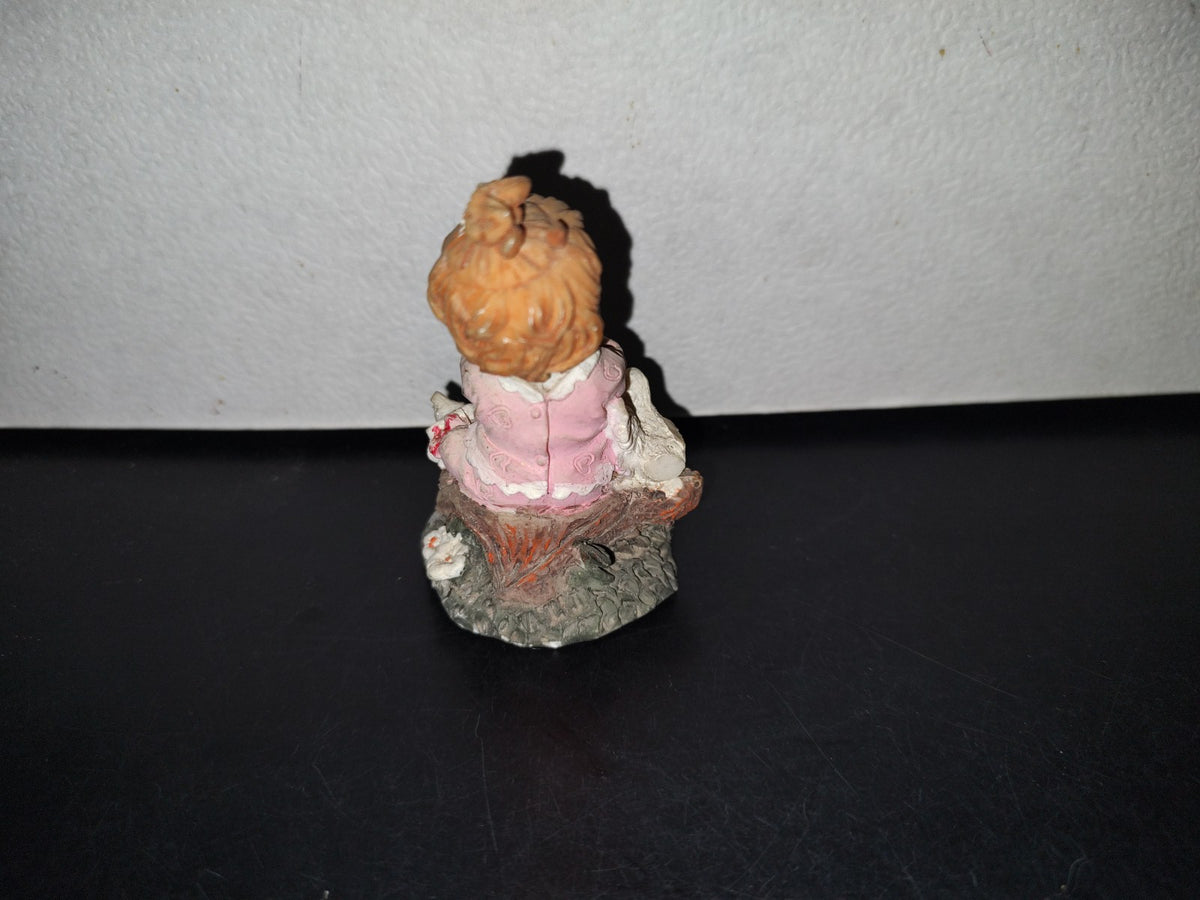 A3- Figura De Resina: Niña En Pijama Rezando En El Jardín Con Pájaros Al Rededor - 90'S