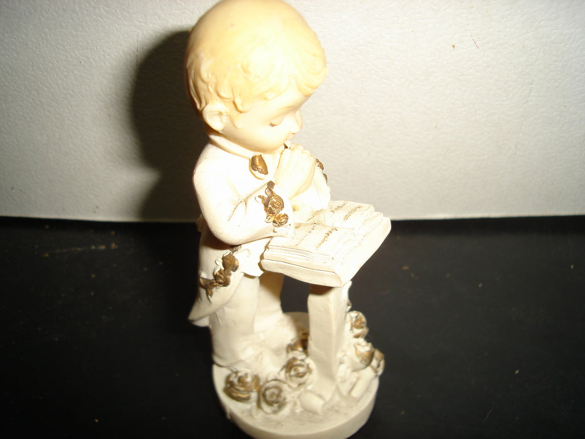 A2- Figura De Resina. Niño Haciendo La Primera Comunión