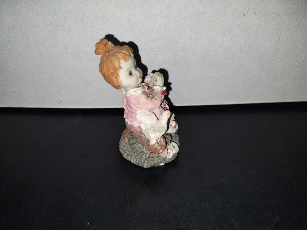 A3- Figura De Resina: Niña En Pijama Rezando En El Jardín Con Pájaros Al Rededor - 90'S