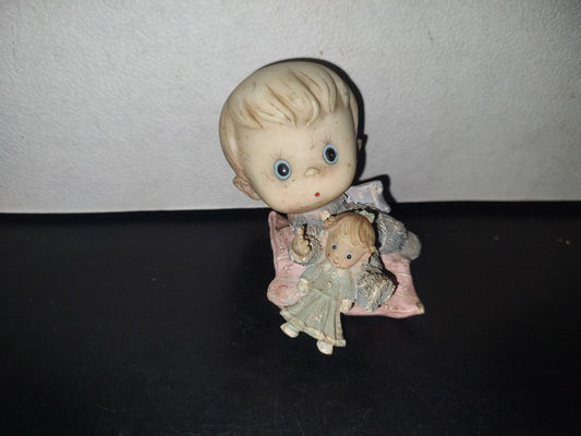 A2- Pieza De Resina. Bebé Recostado Con Muñeco Y Biberón - 80'S - 90'S