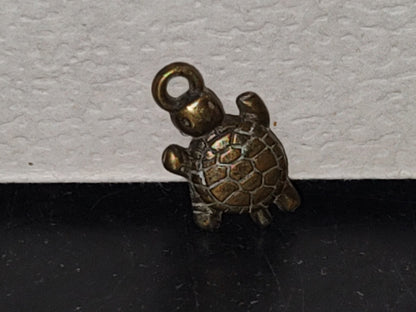 A5- Antiguo Mini Dije De Bronce En Forma De Tortuga - 70's