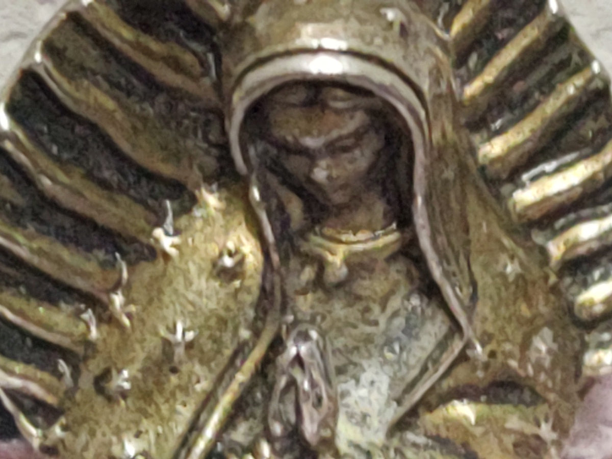 A5- Dije De Metal En Relieve Con La Virgen De Guadalupe - 70's - 80's
