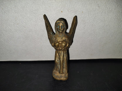 A5- Figura Maciza De Bronce: Ángel Con Alas Semiabiertas Sosteniendo Un Objeto - 50'S - 60'S