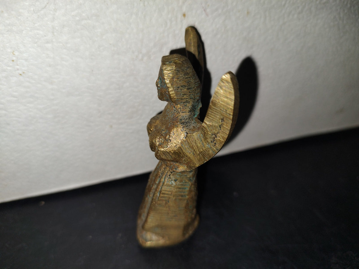 A5- Figura Maciza De Bronce: Ángel Con Alas Semiabiertas Sosteniendo Un Objeto - 50'S - 60'S