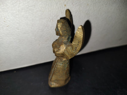 A5- Figura Maciza De Bronce: Ángel Con Alas Semiabiertas Sosteniendo Un Objeto - 50'S - 60'S