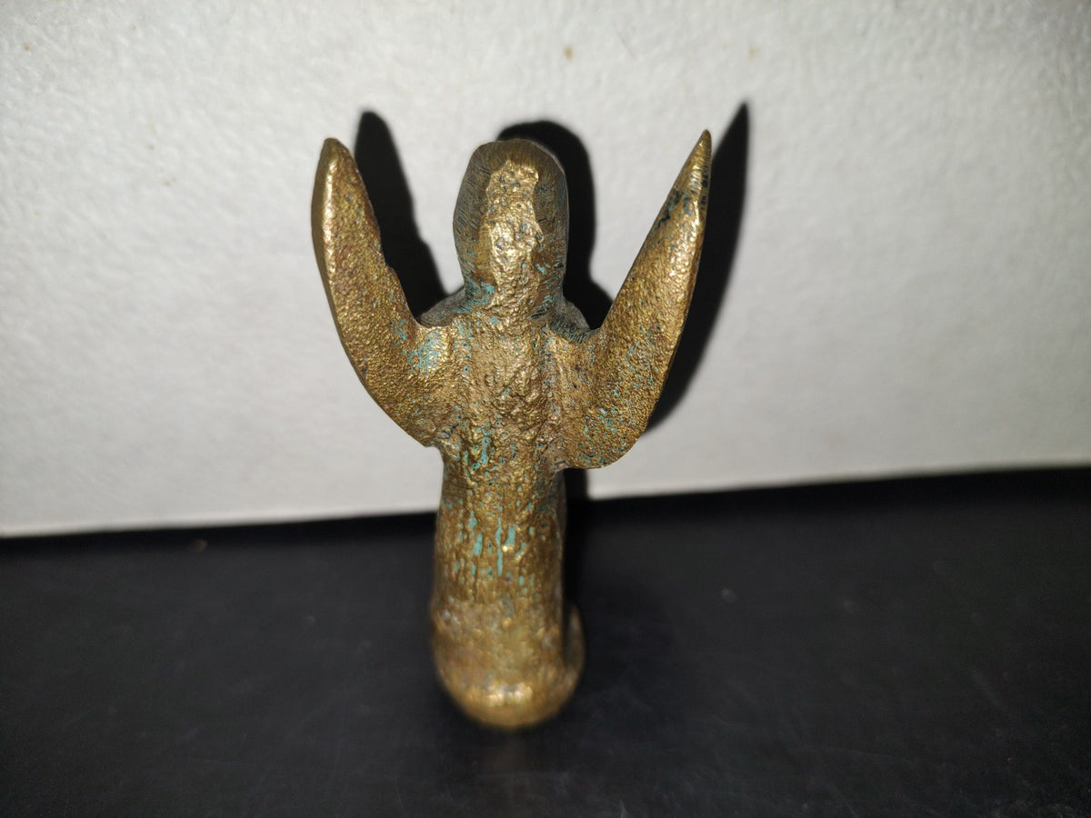 A5- Figura Maciza De Bronce: Ángel Con Alas Semiabiertas Sosteniendo Un Objeto - 50'S - 60'S