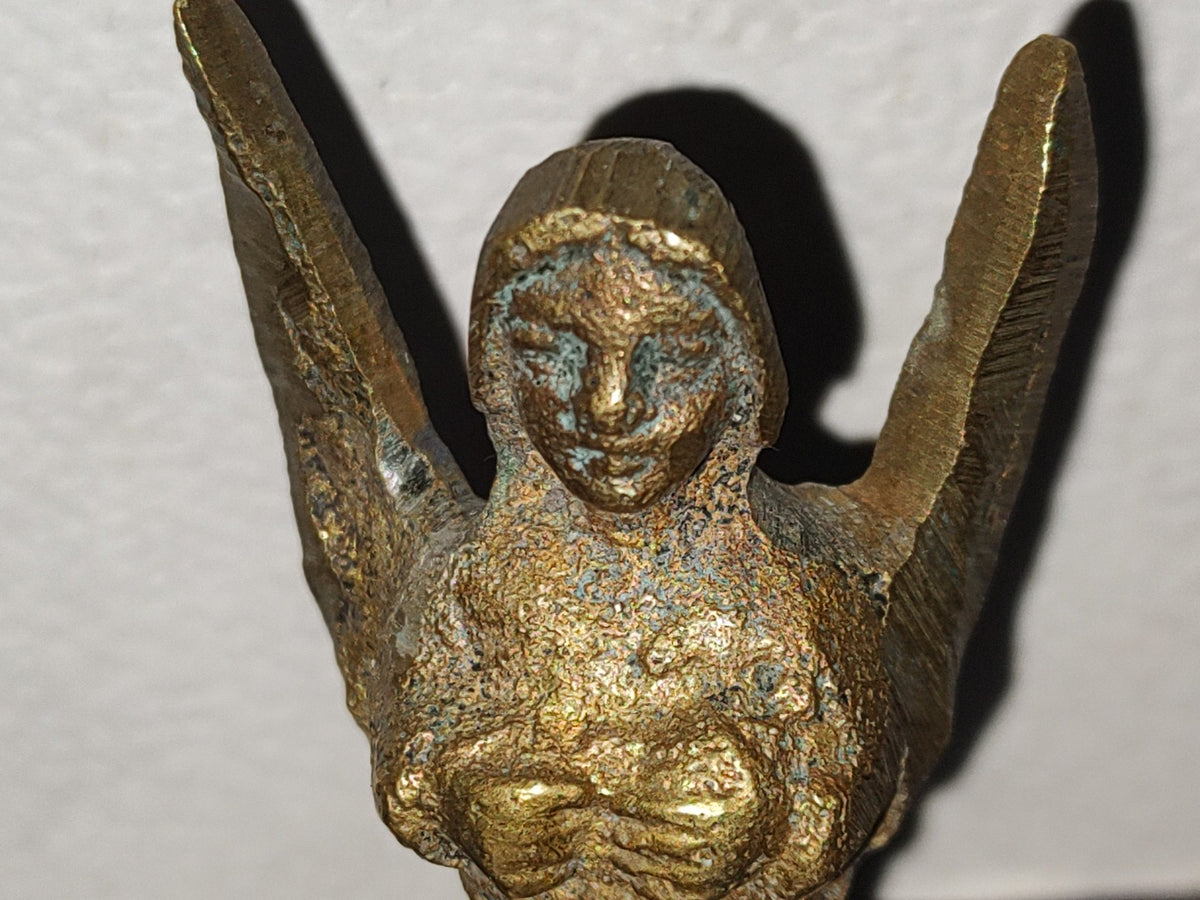A5- Figura Maciza De Bronce: Ángel Con Alas Semiabiertas Sosteniendo Un Objeto - 50'S - 60'S