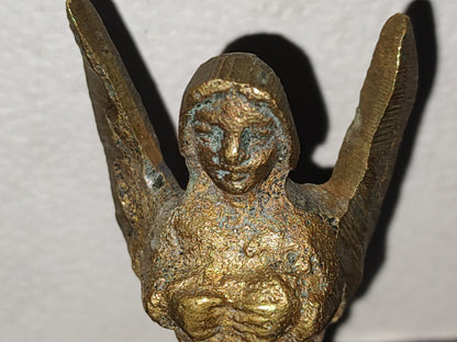A5- Figura Maciza De Bronce: Ángel Con Alas Semiabiertas Sosteniendo Un Objeto - 50'S - 60'S