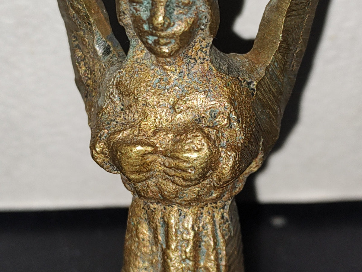 A5- Figura Maciza De Bronce: Ángel Con Alas Semiabiertas Sosteniendo Un Objeto - 50'S - 60'S