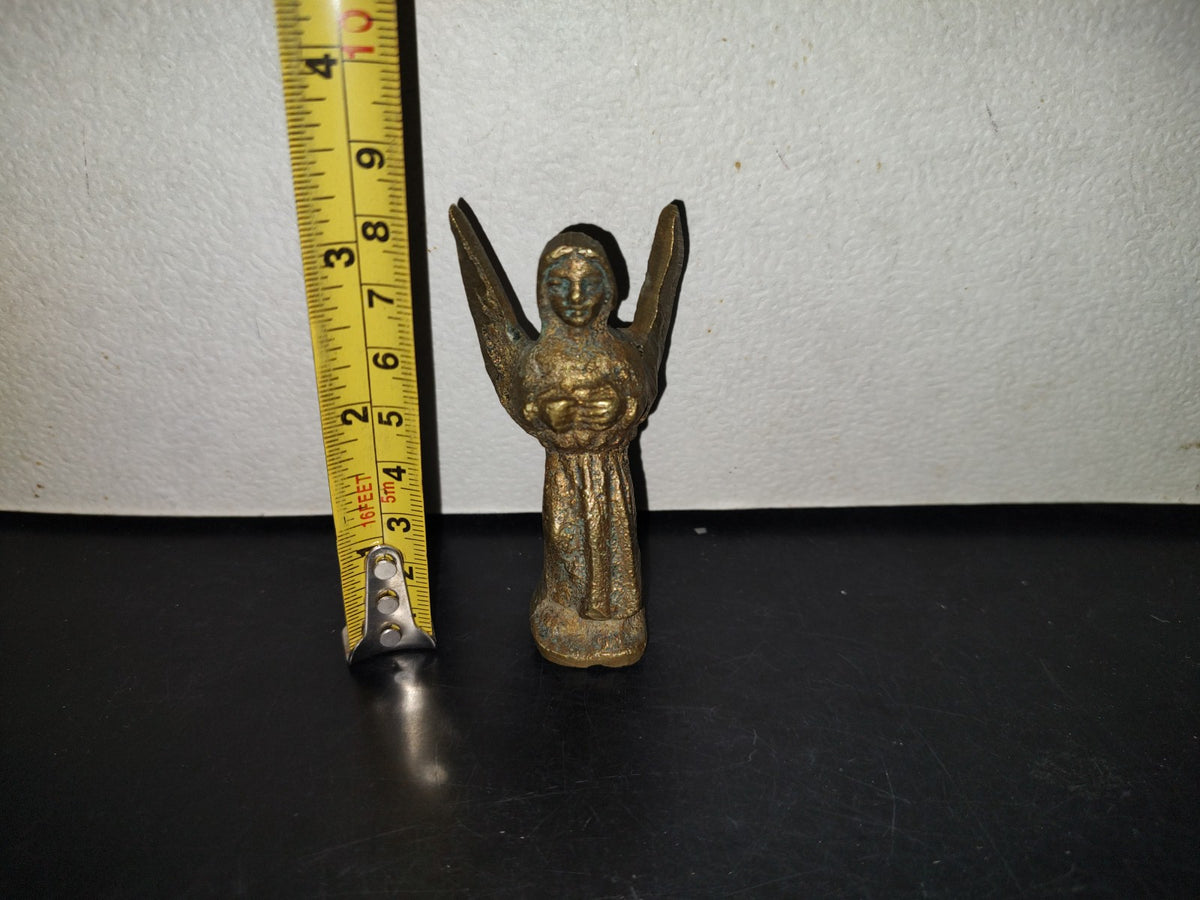 A5- Figura Maciza De Bronce: Ángel Con Alas Semiabiertas Sosteniendo Un Objeto - 50'S - 60'S