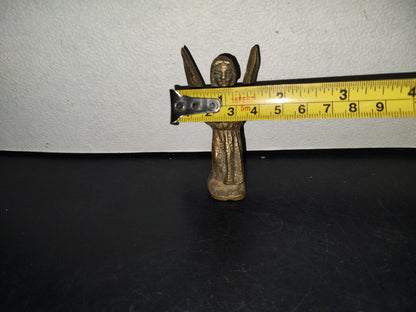 A5- Figura Maciza De Bronce: Ángel Con Alas Semiabiertas Sosteniendo Un Objeto - 50'S - 60'S