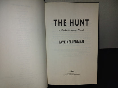 219- The Hunt. A Decker/Lazarus Novel. William Morrow. Harper Collins Publishers. First Edition 2022