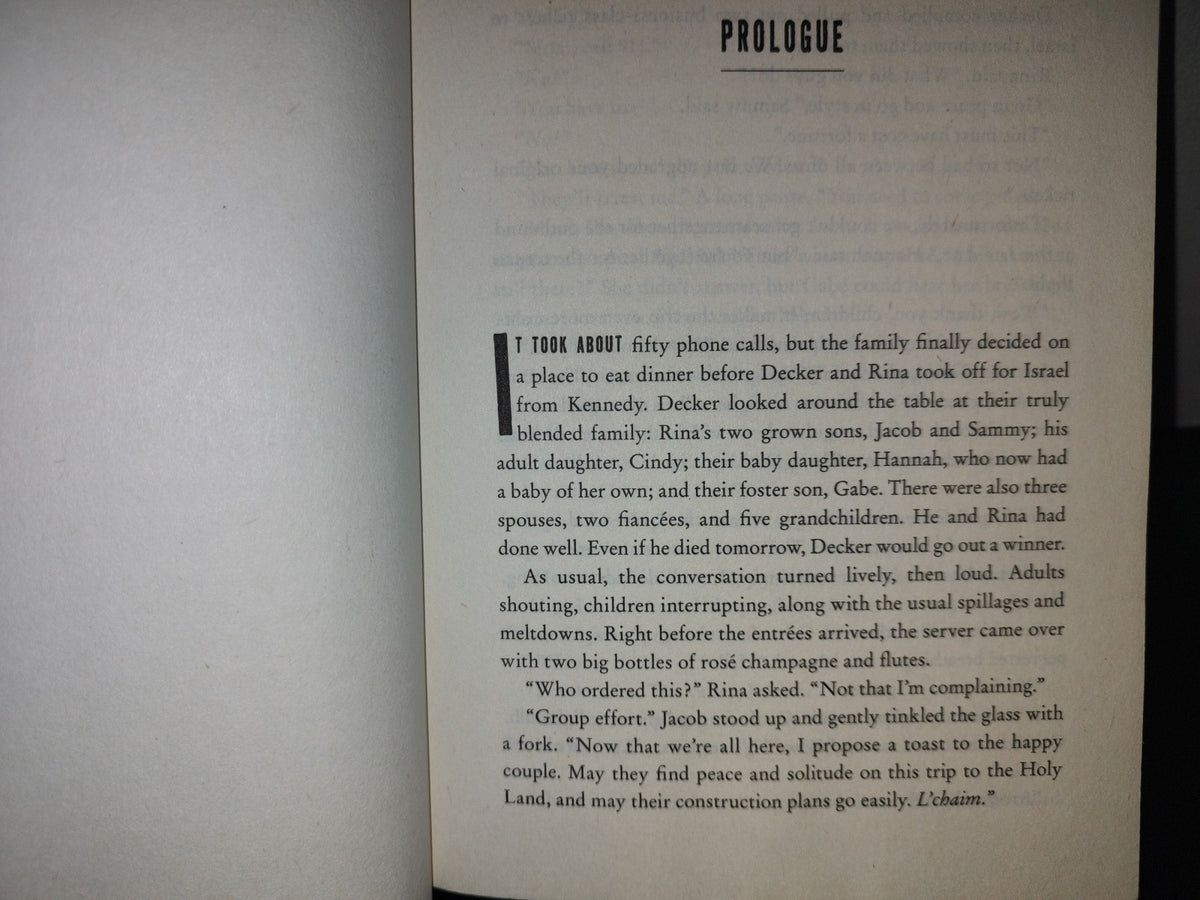 219- The Hunt. A Decker/Lazarus Novel. William Morrow. Harper Collins Publishers. First Edition 2022