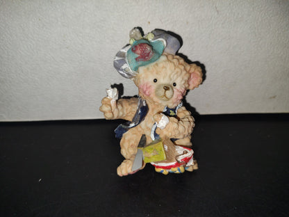 A6- Figura De Resina: Osito Con Gorro Sentado Jugando Con Sus Juguetes - 90's