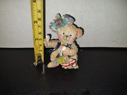 A6- Figura De Resina: Osito Con Gorro Sentado Jugando Con Sus Juguetes - 90's