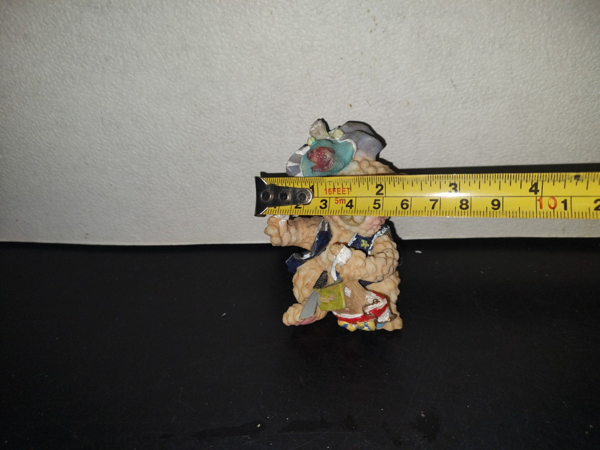 A6- Figura De Resina: Osito Con Gorro Sentado Jugando Con Sus Juguetes - 90's