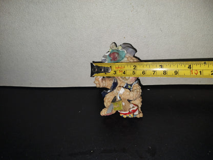 A6- Figura De Resina: Osito Con Gorro Sentado Jugando Con Sus Juguetes - 90's