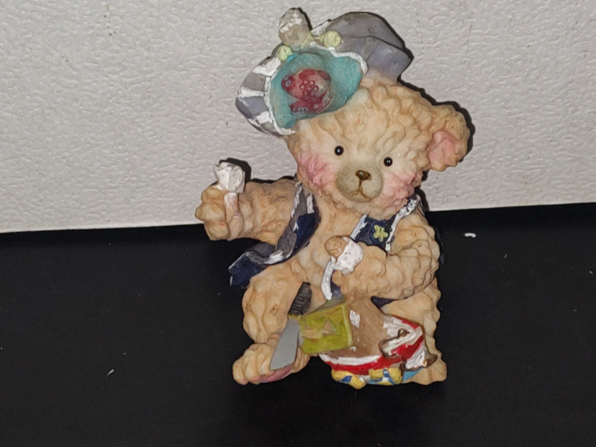 A6- Figura De Resina: Osito Con Gorro Sentado Jugando Con Sus Juguetes - 90's
