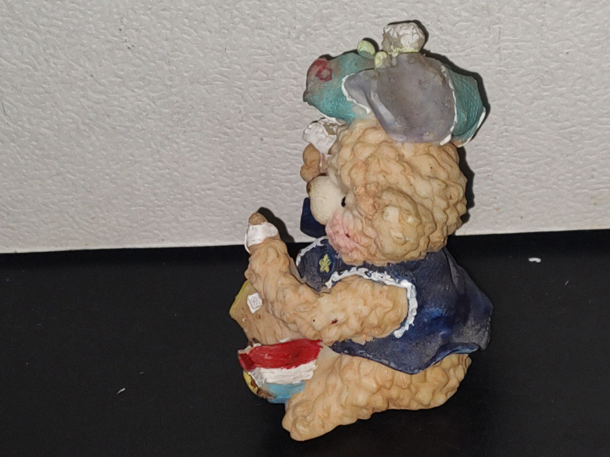 A6- Figura De Resina: Osito Con Gorro Sentado Jugando Con Sus Juguetes - 90's