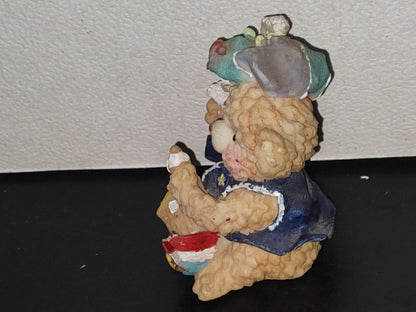 A6- Figura De Resina: Osito Con Gorro Sentado Jugando Con Sus Juguetes - 90's