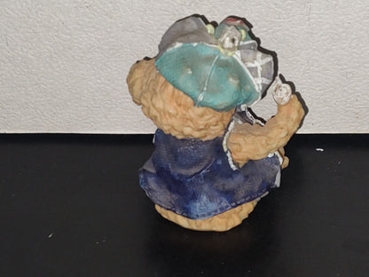 A6- Figura De Resina: Osito Con Gorro Sentado Jugando Con Sus Juguetes - 90's