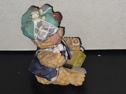 A6- Figura De Resina: Osito Con Gorro Sentado Jugando Con Sus Juguetes - 90's