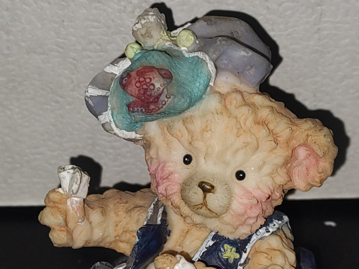 A6- Figura De Resina: Osito Con Gorro Sentado Jugando Con Sus Juguetes - 90's