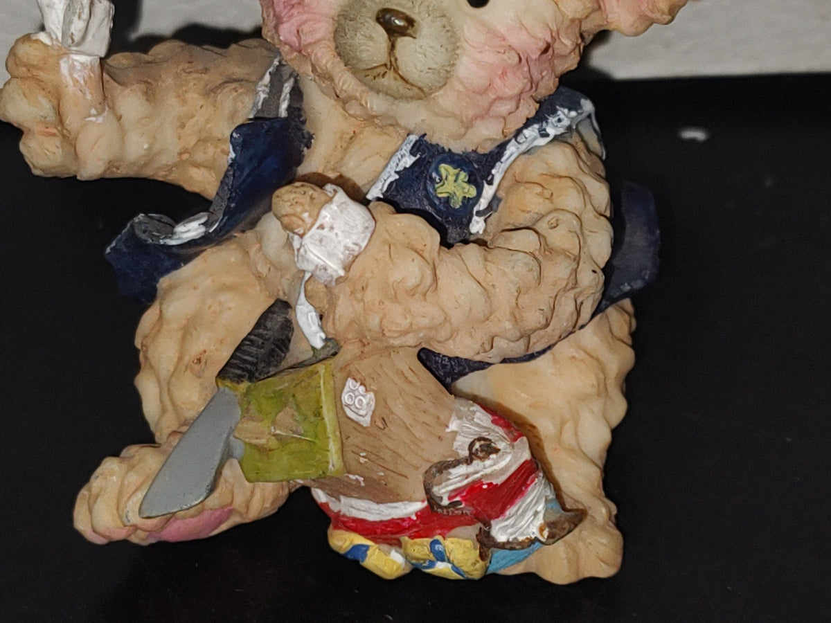 A6- Figura De Resina: Osito Con Gorro Sentado Jugando Con Sus Juguetes - 90's