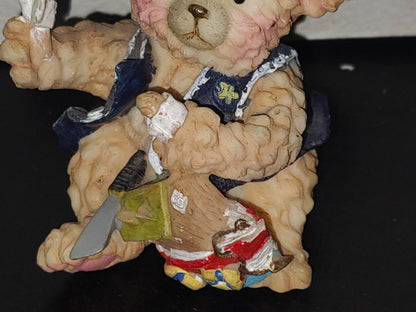 A6- Figura De Resina: Osito Con Gorro Sentado Jugando Con Sus Juguetes - 90's