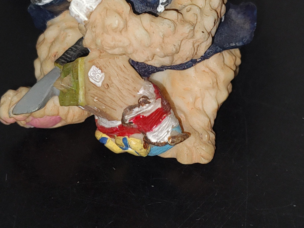 A6- Figura De Resina: Osito Con Gorro Sentado Jugando Con Sus Juguetes - 90's