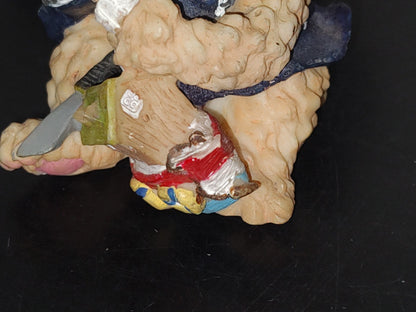 A6- Figura De Resina: Osito Con Gorro Sentado Jugando Con Sus Juguetes - 90's