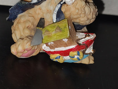 A6- Figura De Resina: Osito Con Gorro Sentado Jugando Con Sus Juguetes - 90's