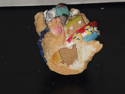 A6- Figura De Resina: Osito Con Gorro Sentado Jugando Con Sus Juguetes - 90's
