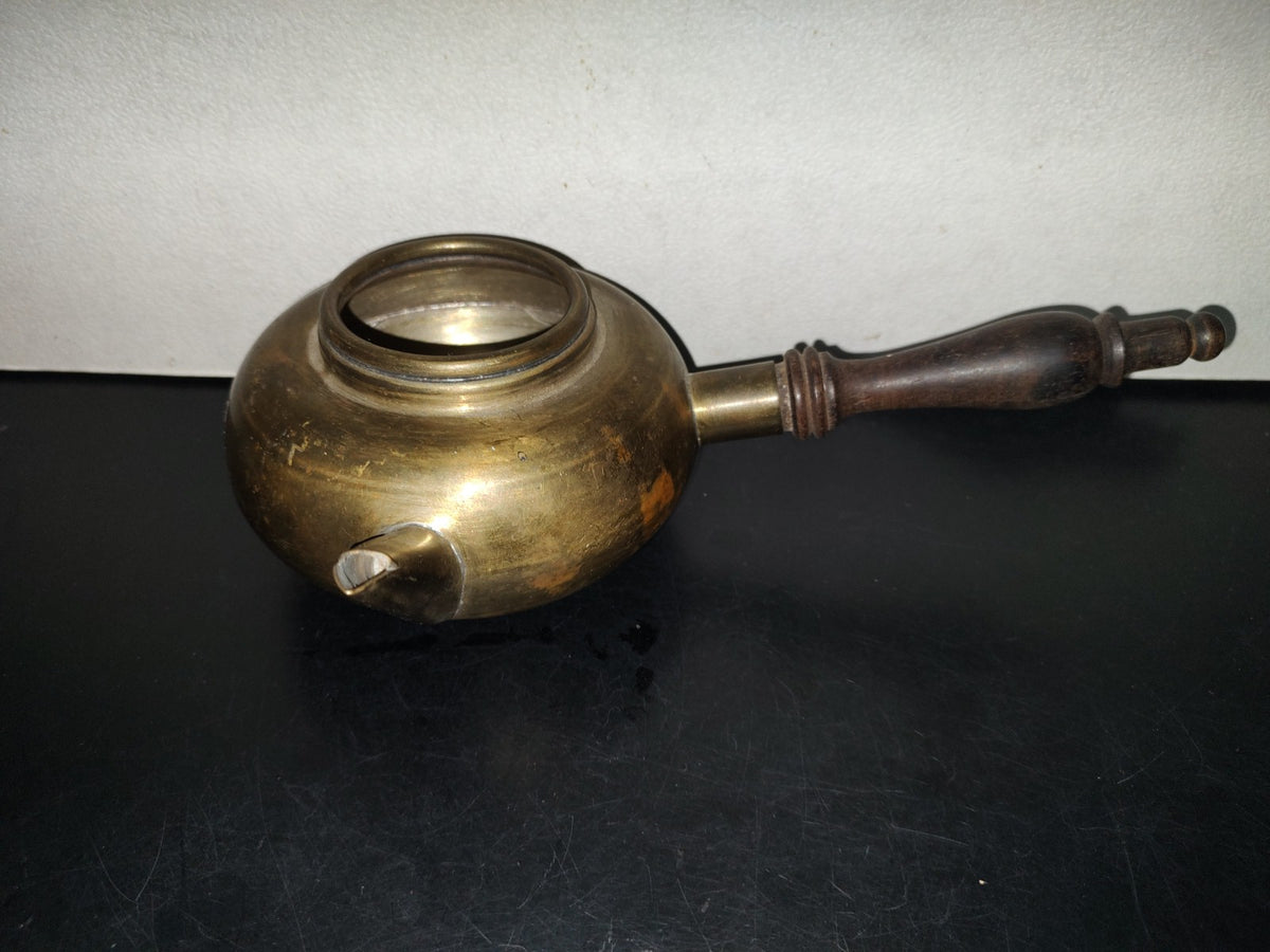 A7- Tetera De Bronce Con Mango De Madera - 70's