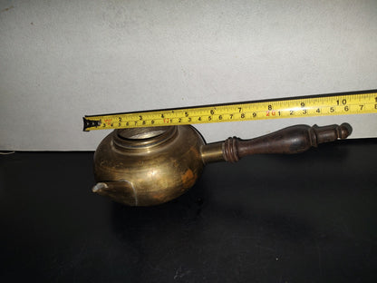 A7- Tetera De Bronce Con Mango De Madera - 70's