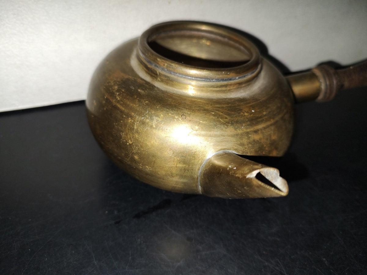 A7- Tetera De Bronce Con Mango De Madera - 70's