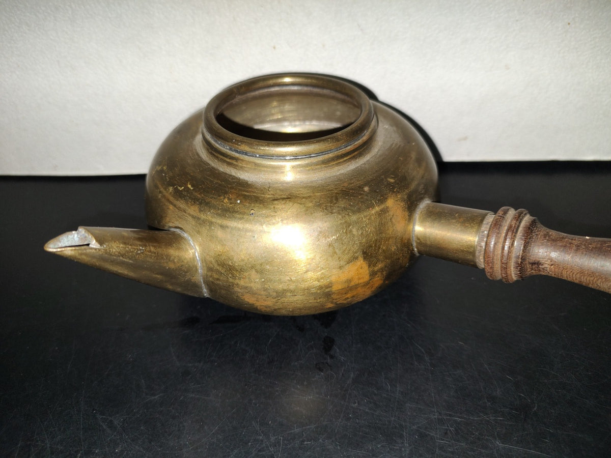 A7- Tetera De Bronce Con Mango De Madera - 70's