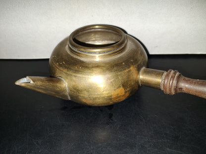 A7- Tetera De Bronce Con Mango De Madera - 70's