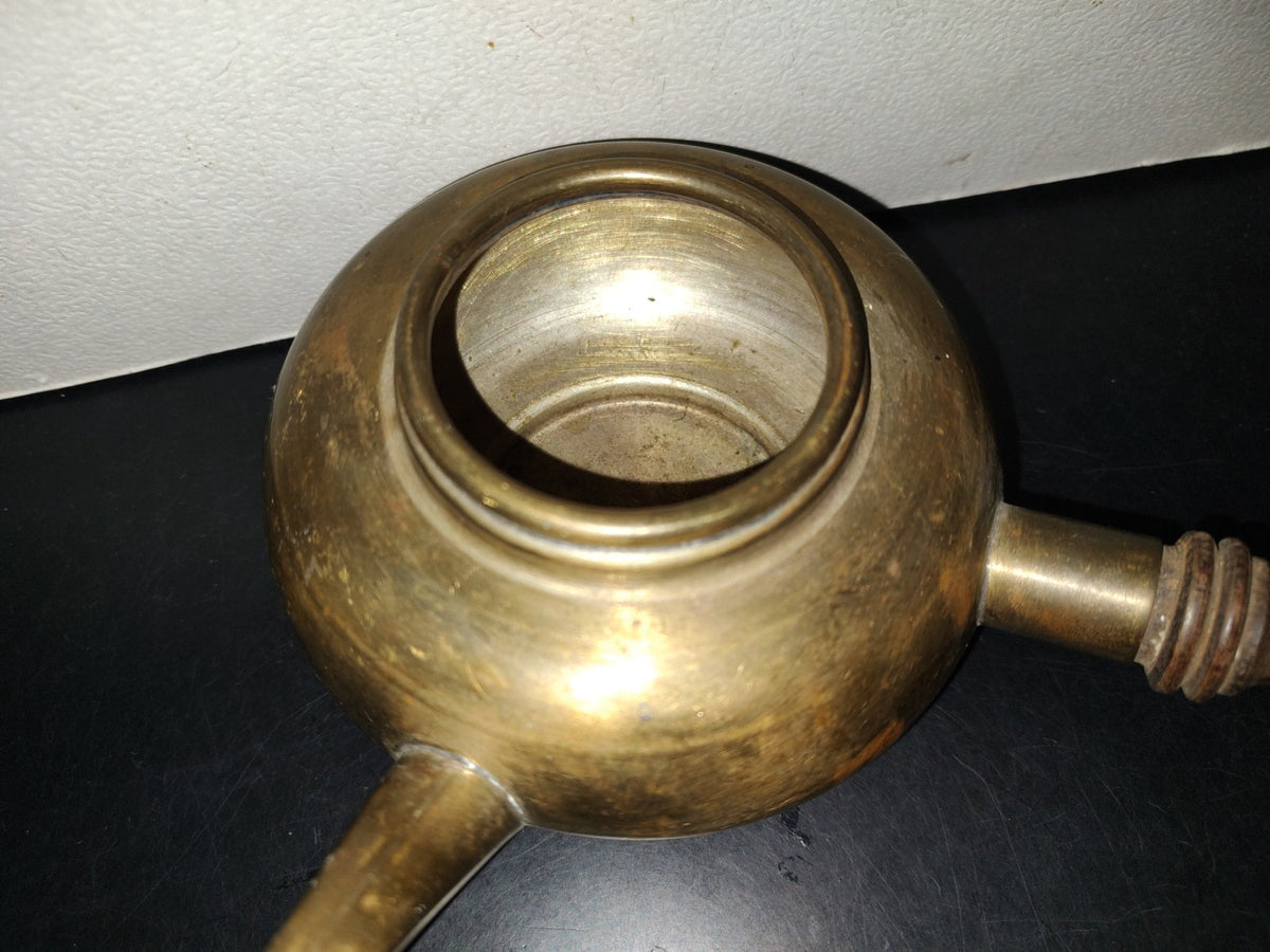 A7- Tetera De Bronce Con Mango De Madera - 70's