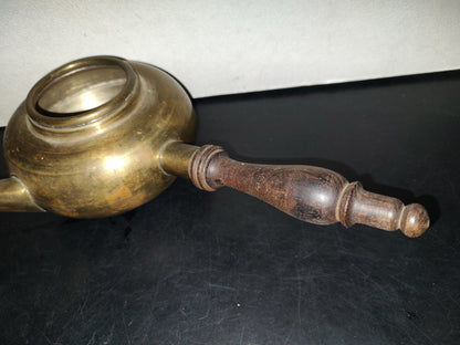 A7- Tetera De Bronce Con Mango De Madera - 70's