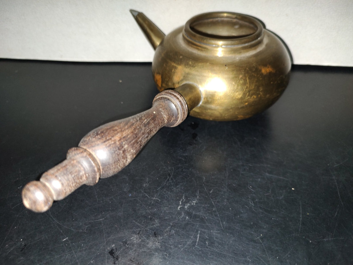 A7- Tetera De Bronce Con Mango De Madera - 70's