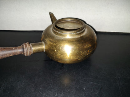 A7- Tetera De Bronce Con Mango De Madera - 70's