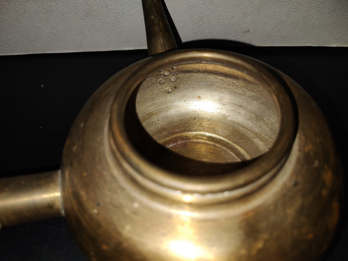 A7- Tetera De Bronce Con Mango De Madera - 70's