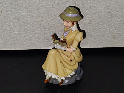 A7- Figura De Tarzán. Jane Sentada Leyendo Un Libro - 2000's