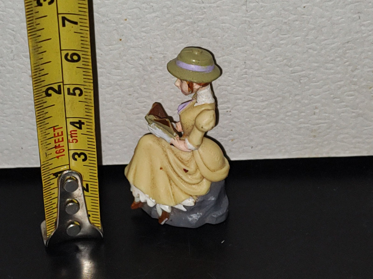 A7- Figura De Tarzán. Jane Sentada Leyendo Un Libro - 2000's
