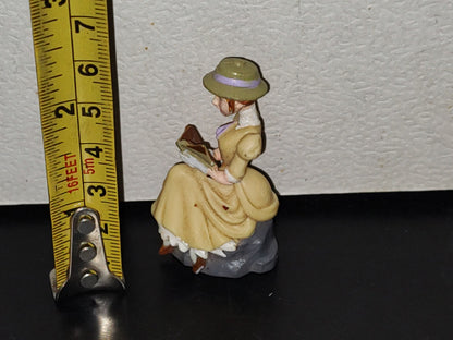 A7- Figura De Tarzán. Jane Sentada Leyendo Un Libro - 2000's