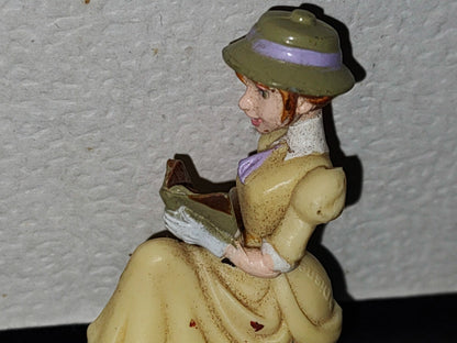 A7- Figura De Tarzán. Jane Sentada Leyendo Un Libro - 2000's