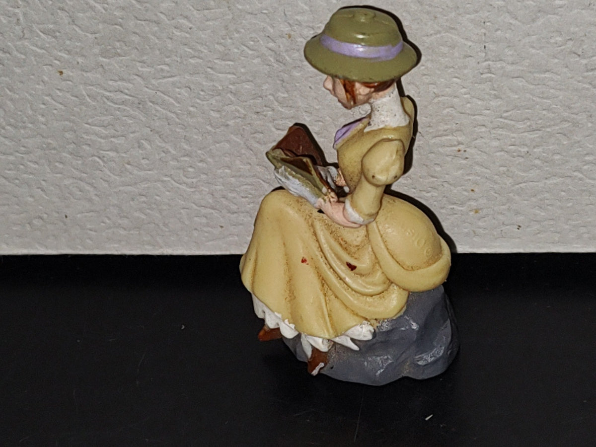 A7- Figura De Tarzán. Jane Sentada Leyendo Un Libro - 2000's